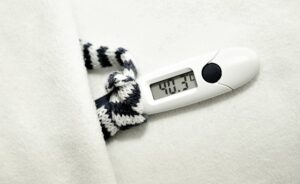 Bis 37 °C ist die Körpertemperatur in der Norm. Über 40°C ist hohes Fieber.