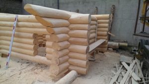 Blockhäuser bzw. Naturstammhäuser sind wesentlich sturmfester als Gartenhäuser in Form von zusammengesteckten Blockbohlenhäusern.
