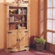 Halboffener Bücherschrank aus Massivholz in rustikalem Design.
