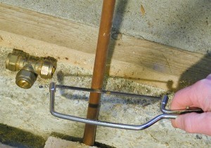 Eine kleine Bügelsäge bzw. Puksäge gehört in jeden Werkzeugkoffer.
