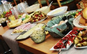 Tipps rund um ein gelungenes Buffet für Ihre Feier oder Party im Garten.