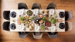 Große Tafel - Esstisch für zehn Personen samt Stühlen