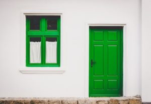 Fenster und Türen gehören zur Ausstattung jedes Wohngebäudes.