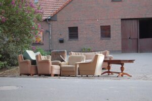 Kann man alte Badmöbel zum Sperrmüll stellen?