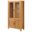 Teilmassiver Geschirrschrank in geradlinig-modernem Design.