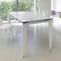 Ausgefallener Esstisch mit Glasplatte in Marmor-Optik.