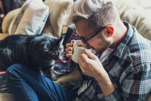 Hygge Wohnzimmer einrichten: Tipps zur Auswahl von Möbeln und Lampen
