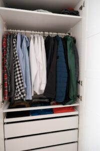Wie hoch sollte die Kleiderstange im Kleiderschrank hängen?