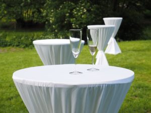 Bei einer locker gehaltenen Gartenparty brauchen Sie keine Tischordnung Sitzordnung - da sind auch Stehtische sehr beliebt.