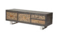 Design Lowboard aus Massivholz mit viel verstecktem Stauraum.