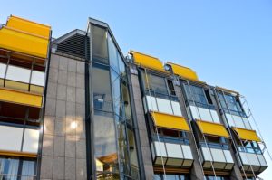 Effektiver Sonnenschutz am Wohngebäude mit Markisoletten.