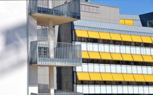Einsatz von Markisoletten als Sonnenschutzmaßnahme am Wohngebäude.