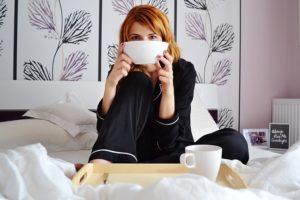 Auch ein Frühstück im Bett kann Spuren auf der Matratze hinterlassen - Tipps und Hinweise zur Matratzenreinigung im Wohnen-shop.at Ratgeber.