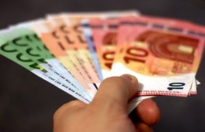 Möbelfinanzierung durch Ratenkredit - sparen durch Barzahlung beim Kauf der neuen Einrichtung