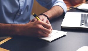 Woher kommt der Name Schreibtisch?