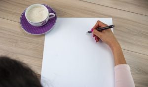 Partyplanung: Planen Sie Ihr Fest im Garten und legen Sie eine Gästeliste an.