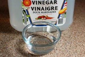 Herkömmlicher Essig als Putzmittel im Haushalt - preiswert, überall verfügbar und vielseitig als Reiniger nutzbar