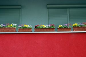 Nachträglich angebrachte Rollladen harmonisch in die Fassade des Wohngebäudes integriert.