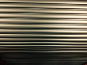 Rollladen als Sonnenschutz und zur Abschattung der Fenster und Türen im Haus / Wohngebäude.