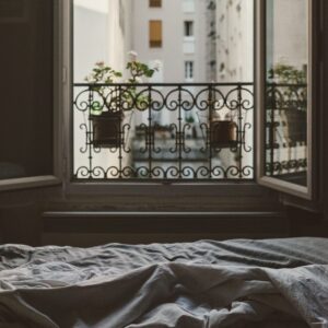 Schlafzimmer lüften, um Husten in der Nacht vorzubeugen.