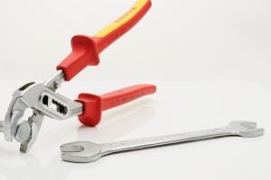 Heimwerker-Basis-Ausrüstung: die Schlüsselzange.