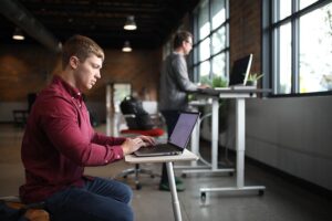 Schreibtisch Entwicklung - moderne Arbeitsplatzlösungen in einer technisierten Welt