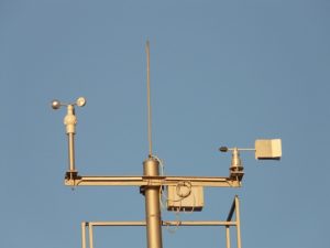 Wetterstation mit Windmesser bzw. Messgerät zur Bestimmung der Windgeschwindigkeit / Windstärke.