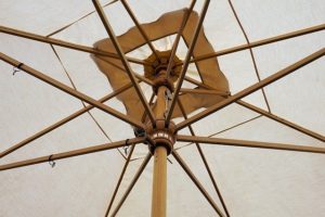 Wie werden Sonnenschirm bedient? Welche Techniken gibt es?