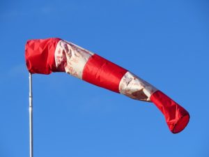 Wind entsteht, wenn kühlere Luft aufgrund von Unterdruck in ein anderes Gebiet strömt - gut erkennbar an Windanzeigern.