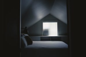 Wohngefühl: Ein freier Blick vom Bett auf die Tür / den Eingang vermittelt Sicherheit und lässt besser schlafen.