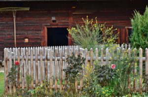 Zäune und Mauern im Garten planen und anlegen Plaung und Anlage von Zäunen und Mauern im Garten