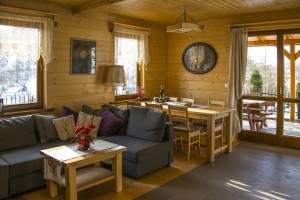 Natürliches Wohnen mit Holz - der eine liebt es, den anderen schreckt es ab.