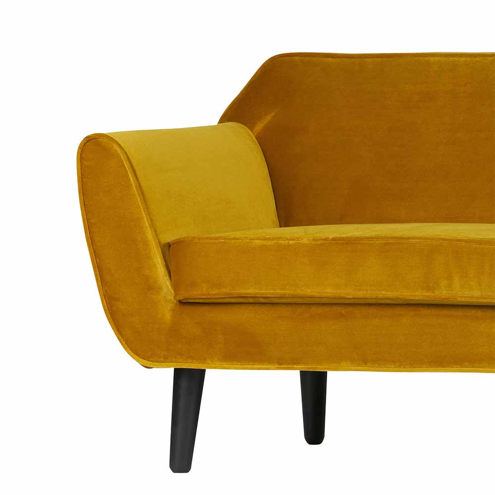 Linke geschwungene Armlehne des gelben Samtsofas mit schwarzen Holzfüßen – Sempre
