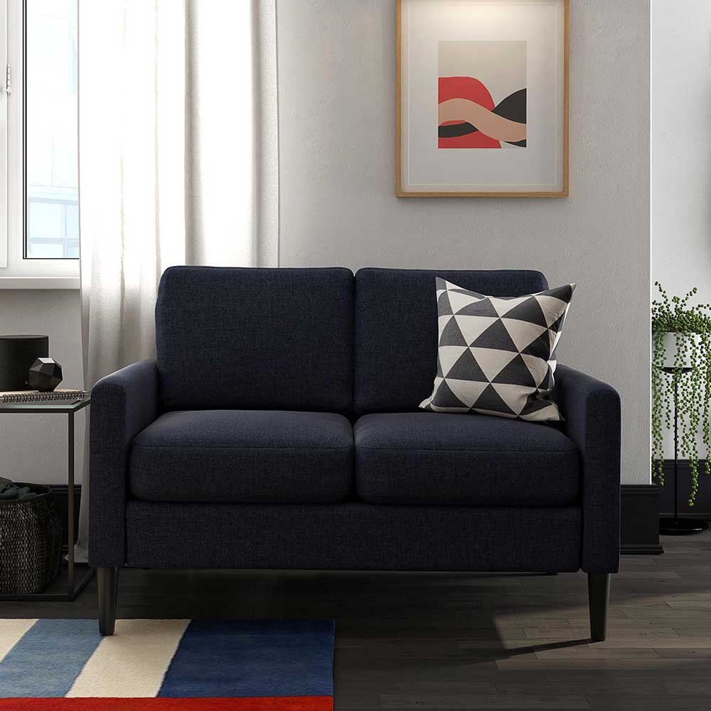 Dunkelblaues Zweisitzer Sofa aus Stoff mit grafischem Kissen, perfekt für kleine Wohnzimmer – Normandie