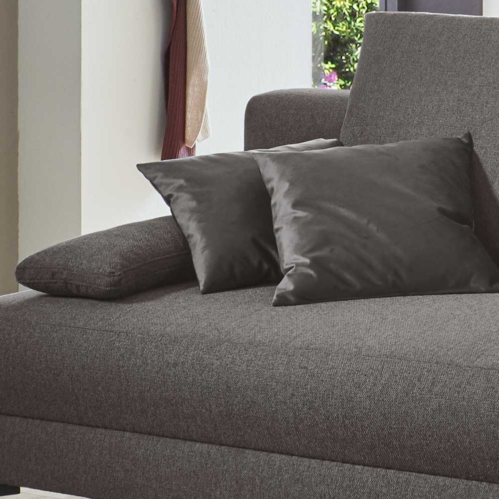 Armlehne des Sofas mit zwei gemütlichen Kissen und feiner Stoffstruktur für das Wohnzimmer – Leccena