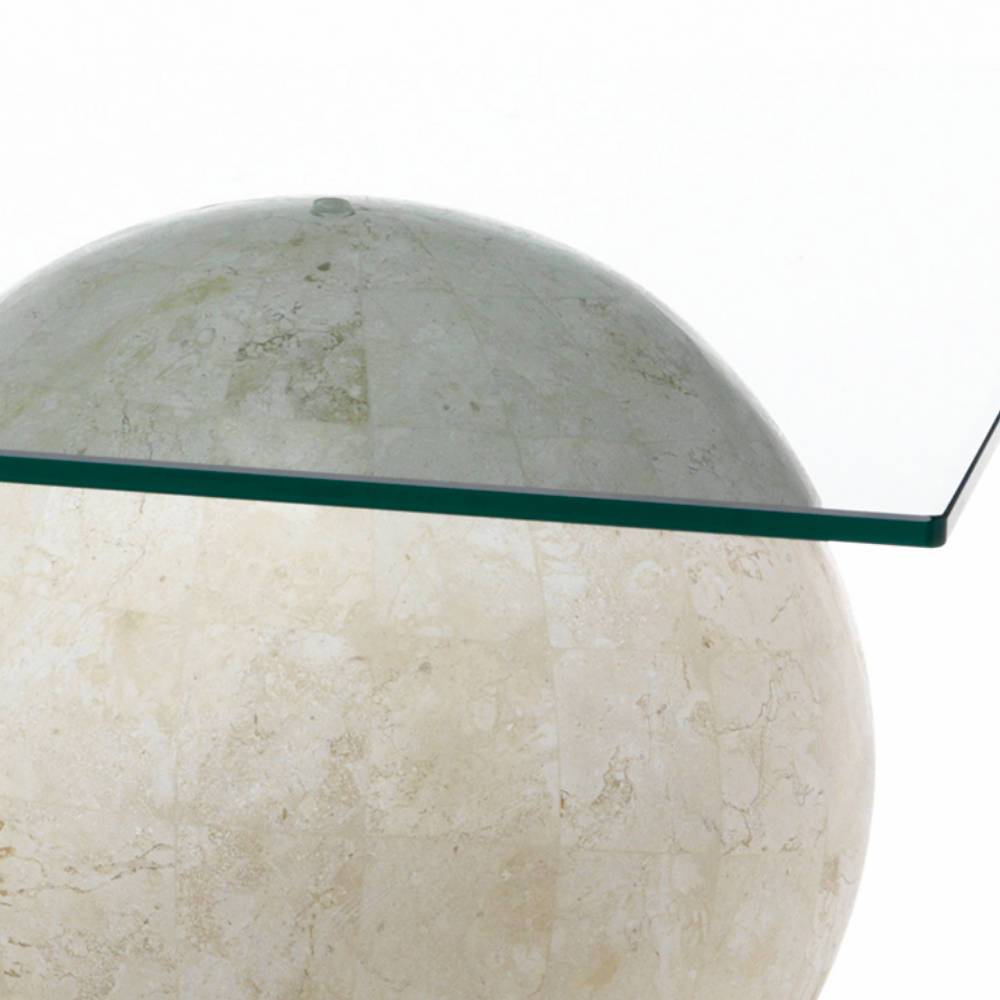 Glatte Glasplatte auf dem runden Steinelement des Design Couchtischs – French