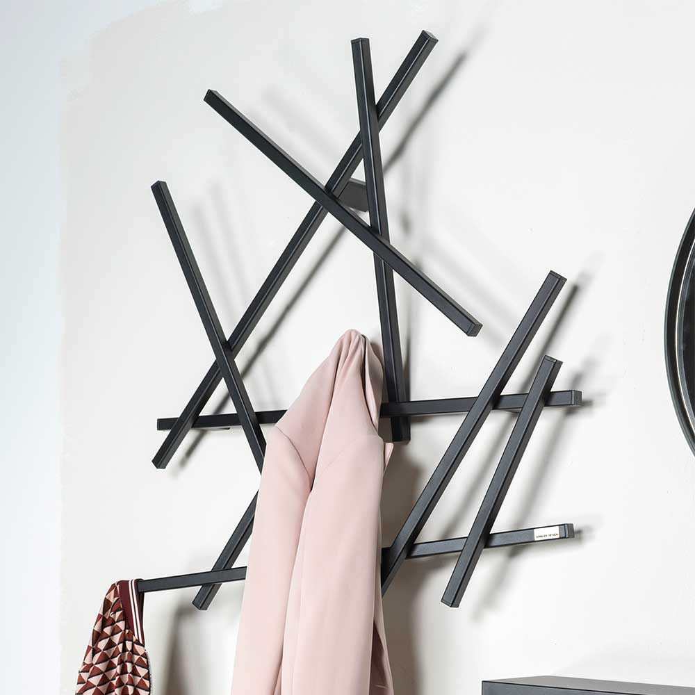 Schwarze Design-Garderobe mit aufgehängter Jacke und Tasche in einem modernen Flur – Volkma