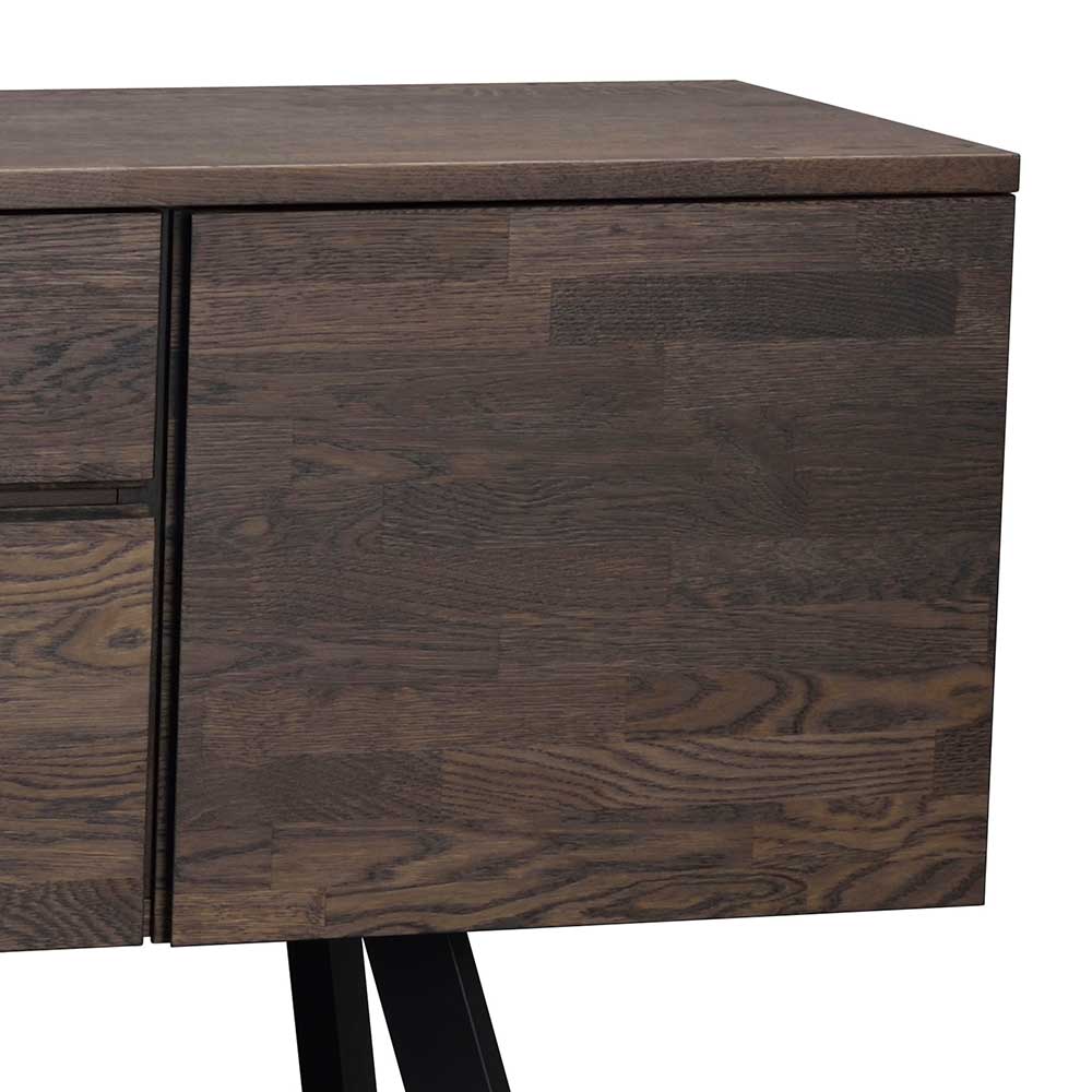 Nahaufnahme der Frontpartie des Rauchfarben Eichenholz Sideboards mit geschlossenen Schubladen – Namac