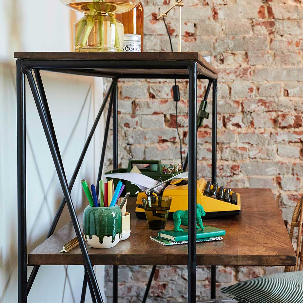 Arbeitsplatz mit rustikalem Schreibtisch aus Holz und schwarzem Metallrahmen im Industrial-Stil – Offia