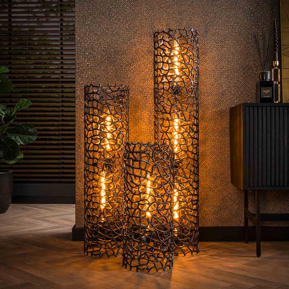Drei beleuchtete Design-Stehlampen in verschiedenen Höhen aus schwarzem Metallgeflecht – Stecma