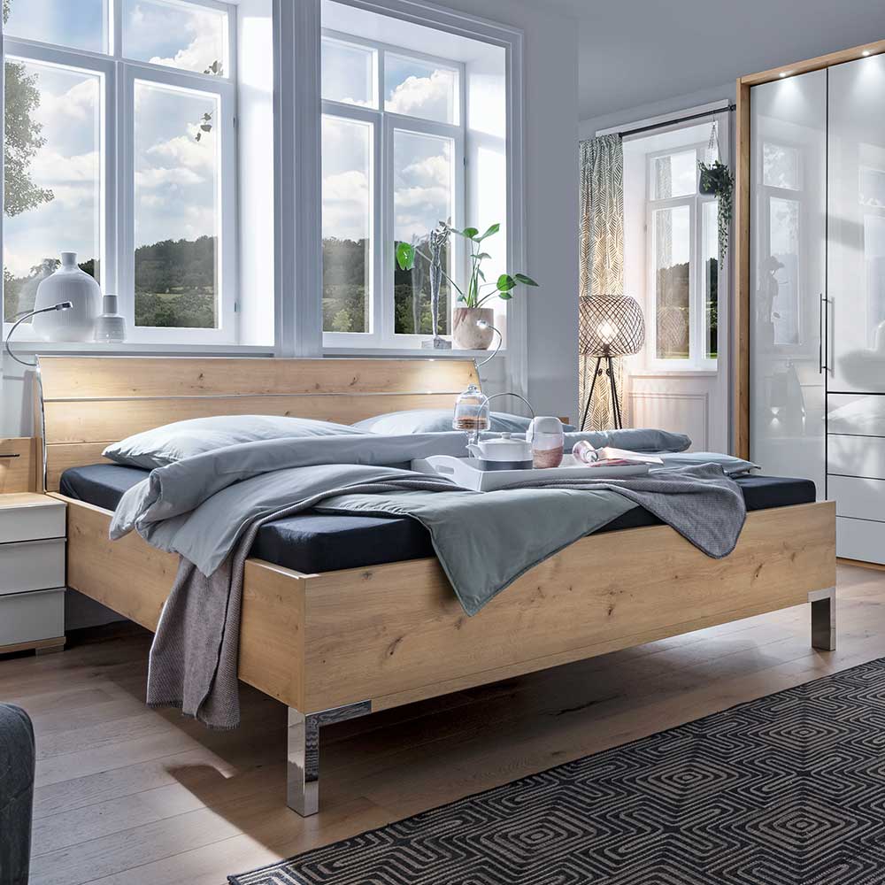 Modernes Doppelbett aus Eiche Bianco mit passendem Nachttisch in Weiß Hochglanz für das Schlafzimmer – Nuetran