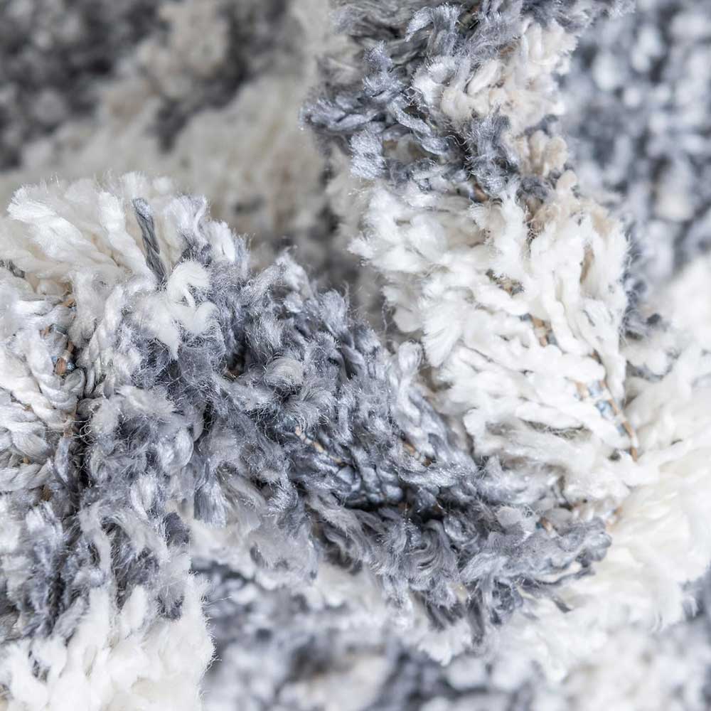 Makroaufnahme der weichen, hochflorigen Textur des Teppichs in Grau- und Cremetönen – Juwan