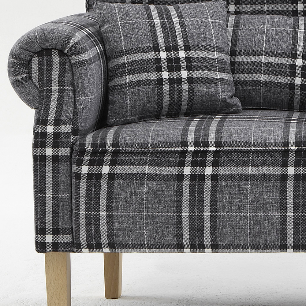 Gesteppte Armlehne des 2-Sitzer Küchensofas mit grau-weißem Karomuster und Holzfüßen – Pipev