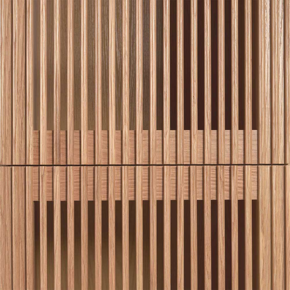 Vertikale Lamellentüren des Schranks aus hellem Holz mit feiner Maserung – Azuro