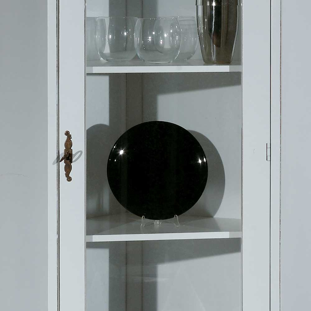 Mittlerer Teil der Eckvitrine mit schwarzer Deko-Platte und Gläsern hinter der Glastür – Zarinas