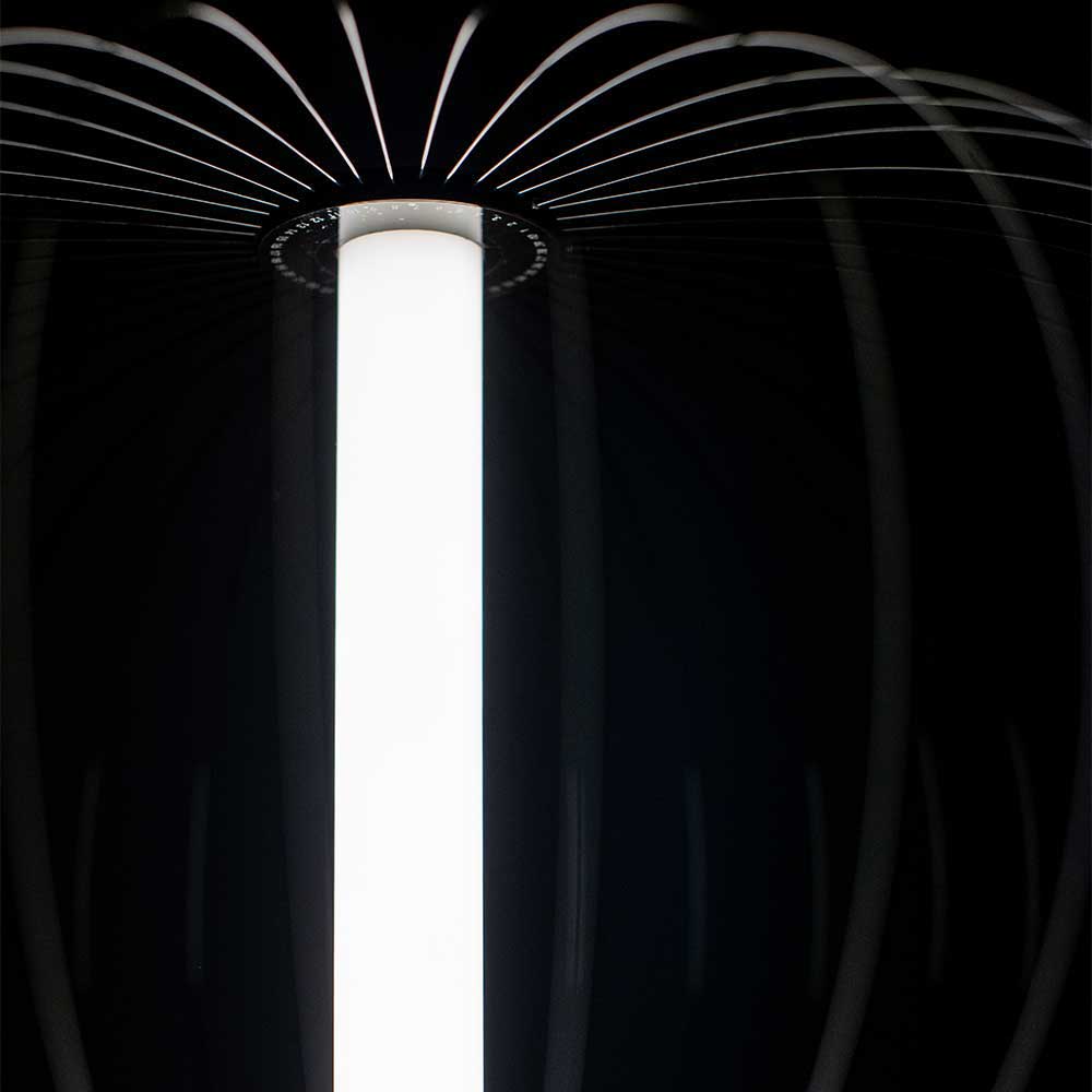 Heller LED Lichtstab im Inneren des Drahtgeflecht-Schirms der Stehlampe bei dunkler Umgebung – Natali