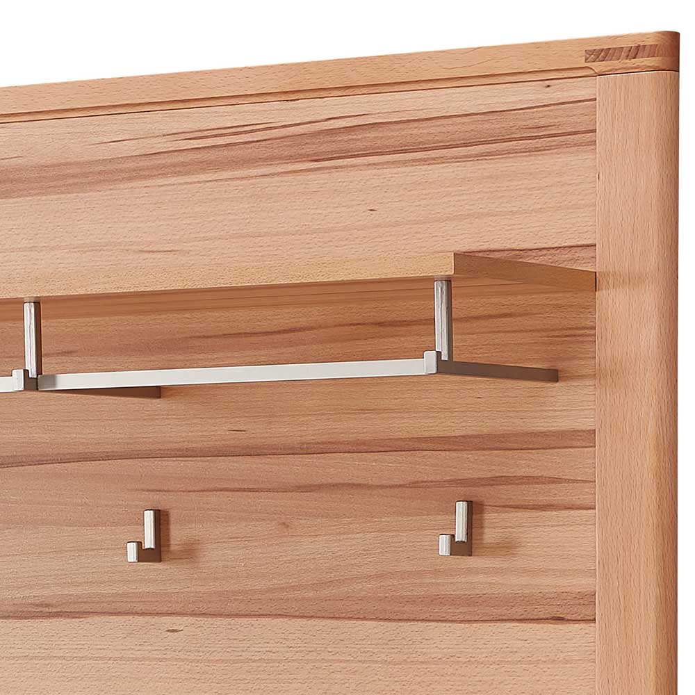 Detail der Garderobenablage mit Metallstange und oberen Kleiderhaken aus Massivholz – Viktorion