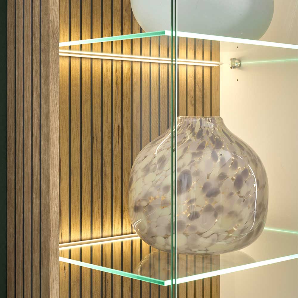 Innenansicht der Vitrine mit LED-Beleuchtung auf den Glasablagen und Holzpaneelen – Nenaloro