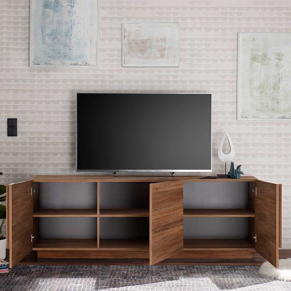 TV Lowboard aus Holz mit drei geöffneten Türen und Fächern für Mediengeräte – Basento