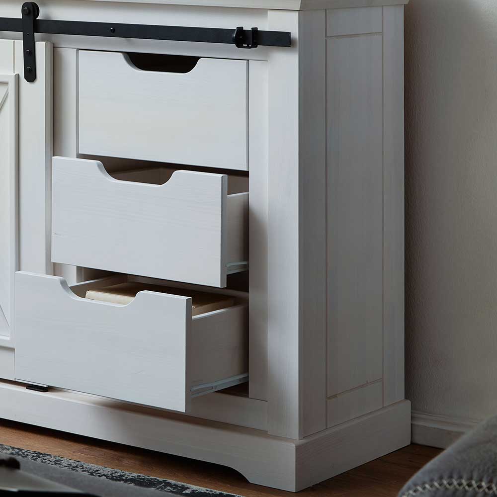 Geöffnete Schubladen der weißen Holzkommode mit rustikalem Design und dunklen Griffen – Kuito